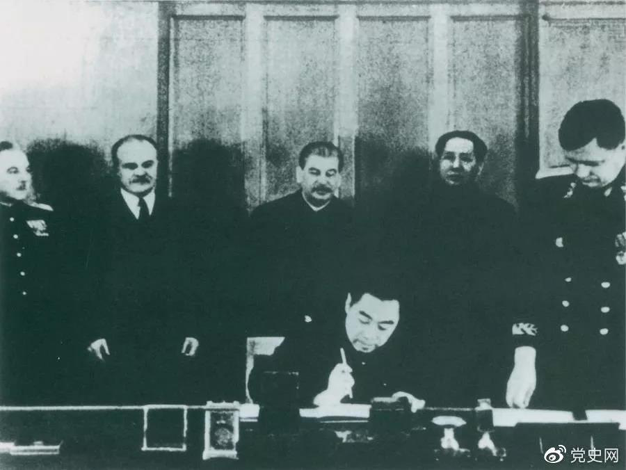 1939年2月14日，毛泽东与印度援华医疗队成员爱德华（右一）、柯棣华（右二）亲切交谈。