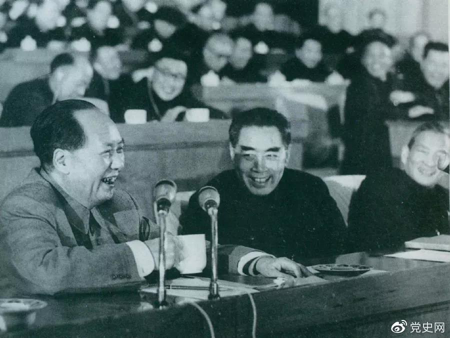 1945年2月3日 毛泽东主持中共六届七中全会主席团会议。图为全会会址：延安杨家岭中共中央办公楼。
